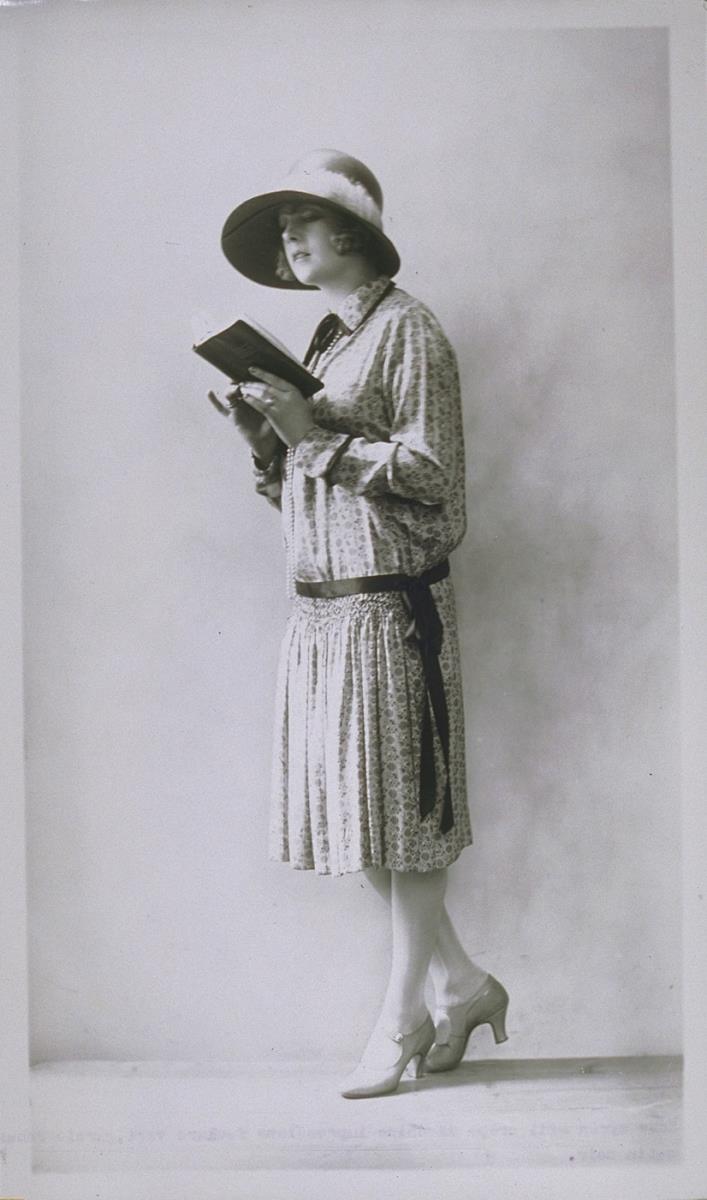 Frau in Kleid von Rosine Aoust