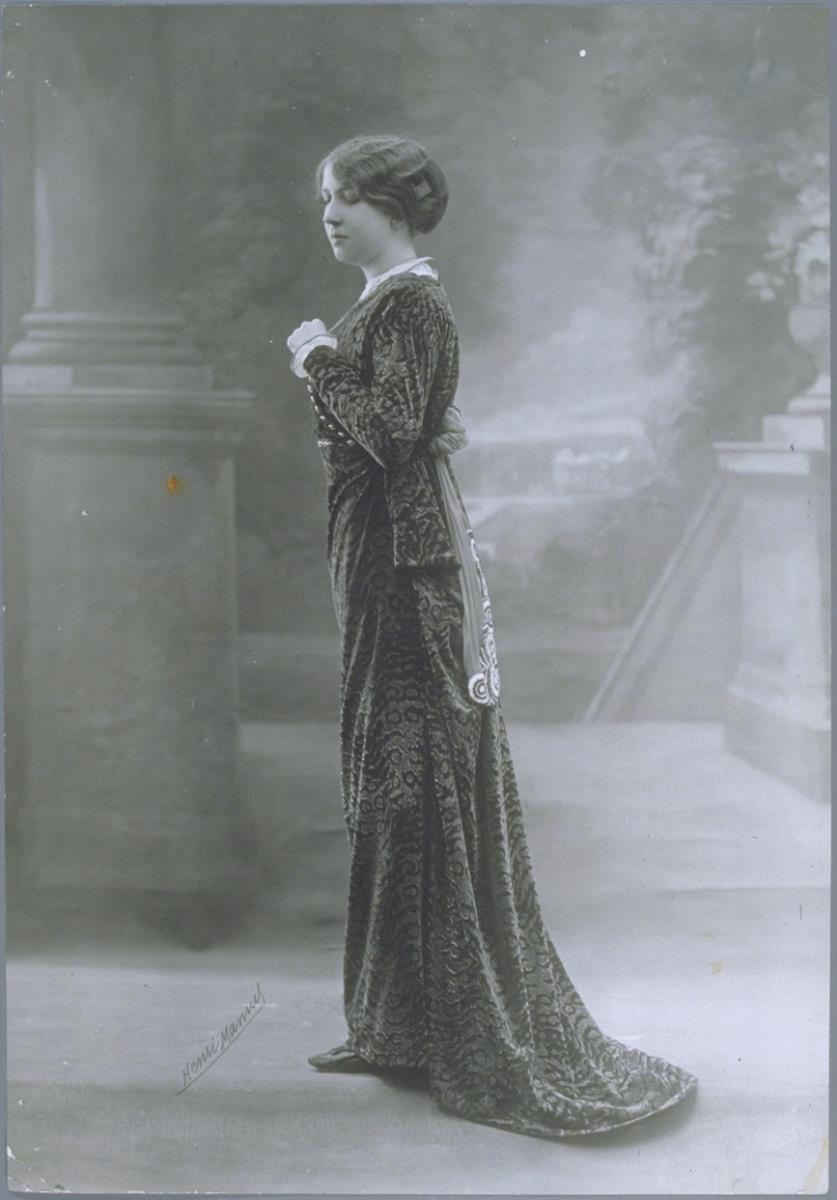 Frau in Kleid von Richard