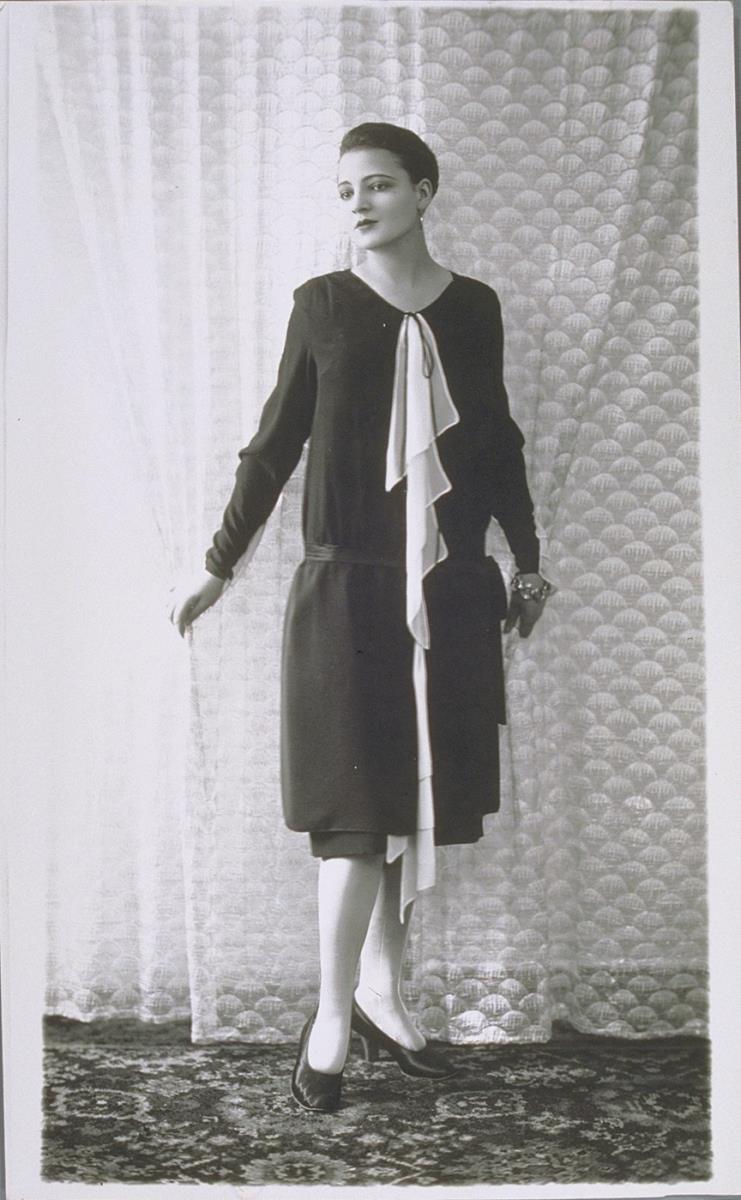 Frau in Kleid von Janinè