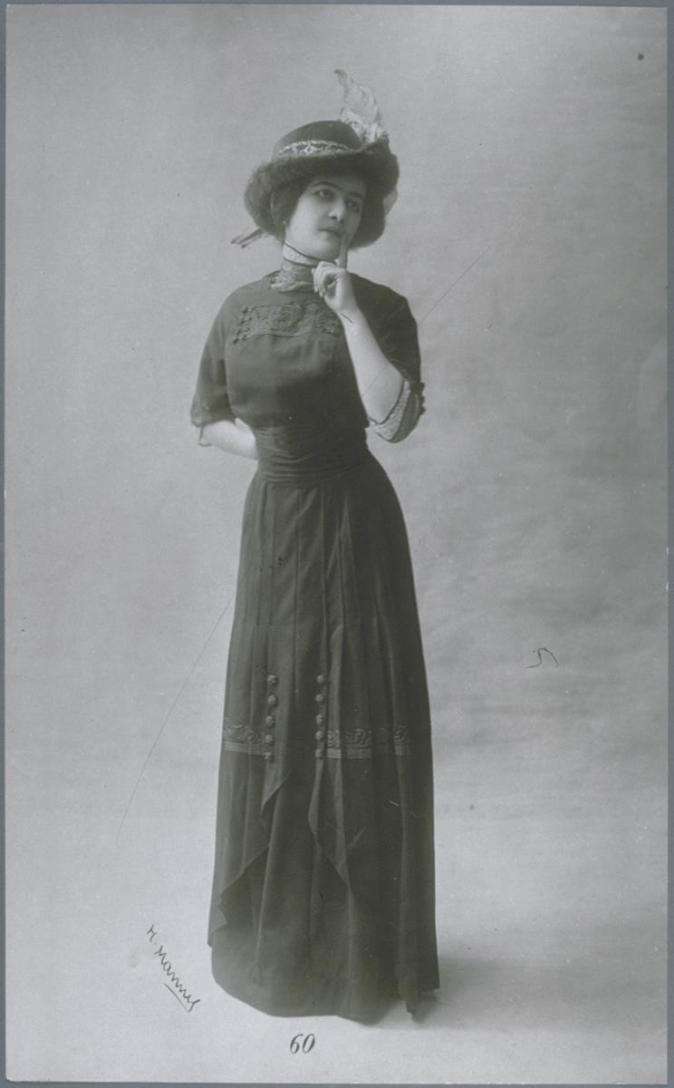 Frau in Kleid