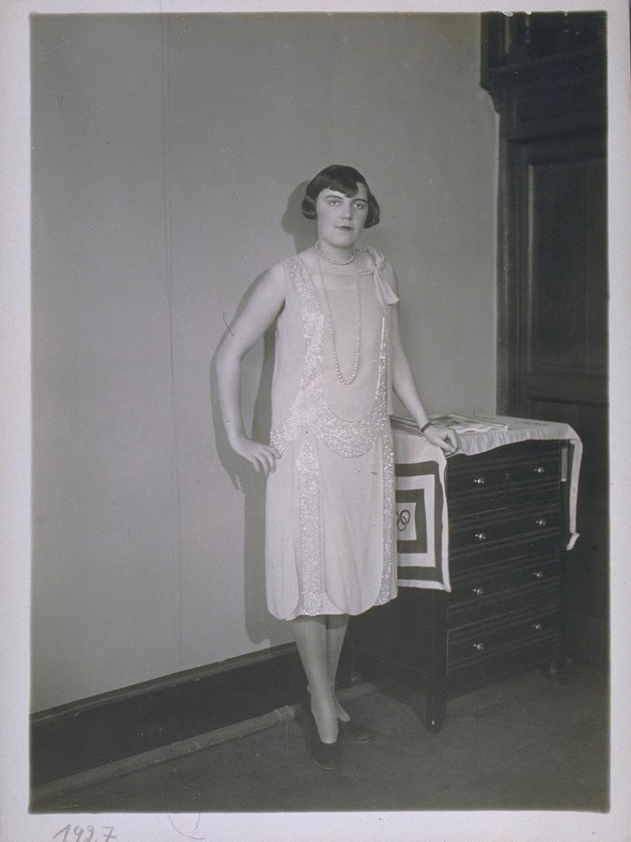 Frau in Kleid von Donguy