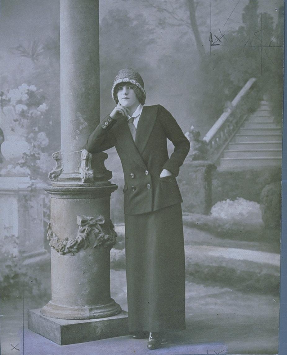 Mademoiselle Delys in Damenkostüm