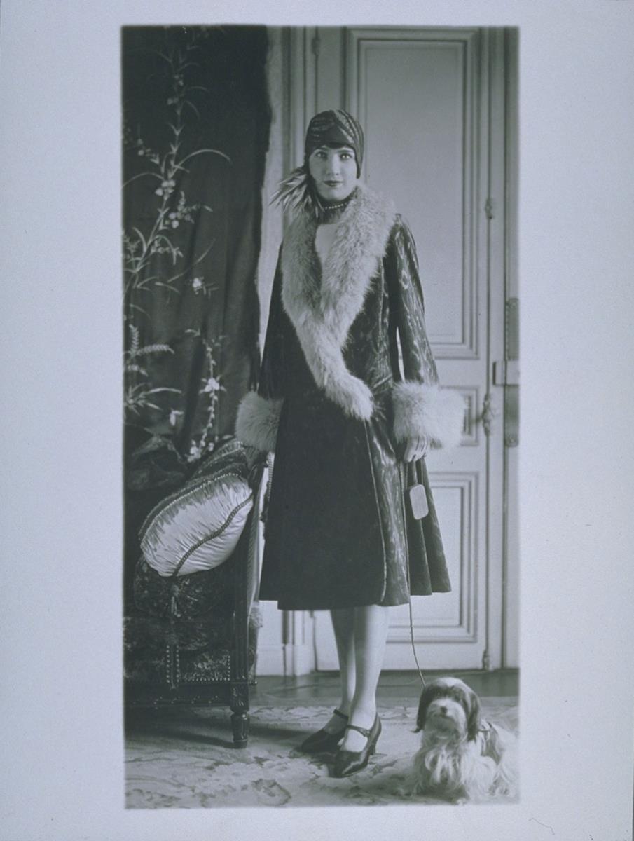 Frau in Mantel von Jeanne et José