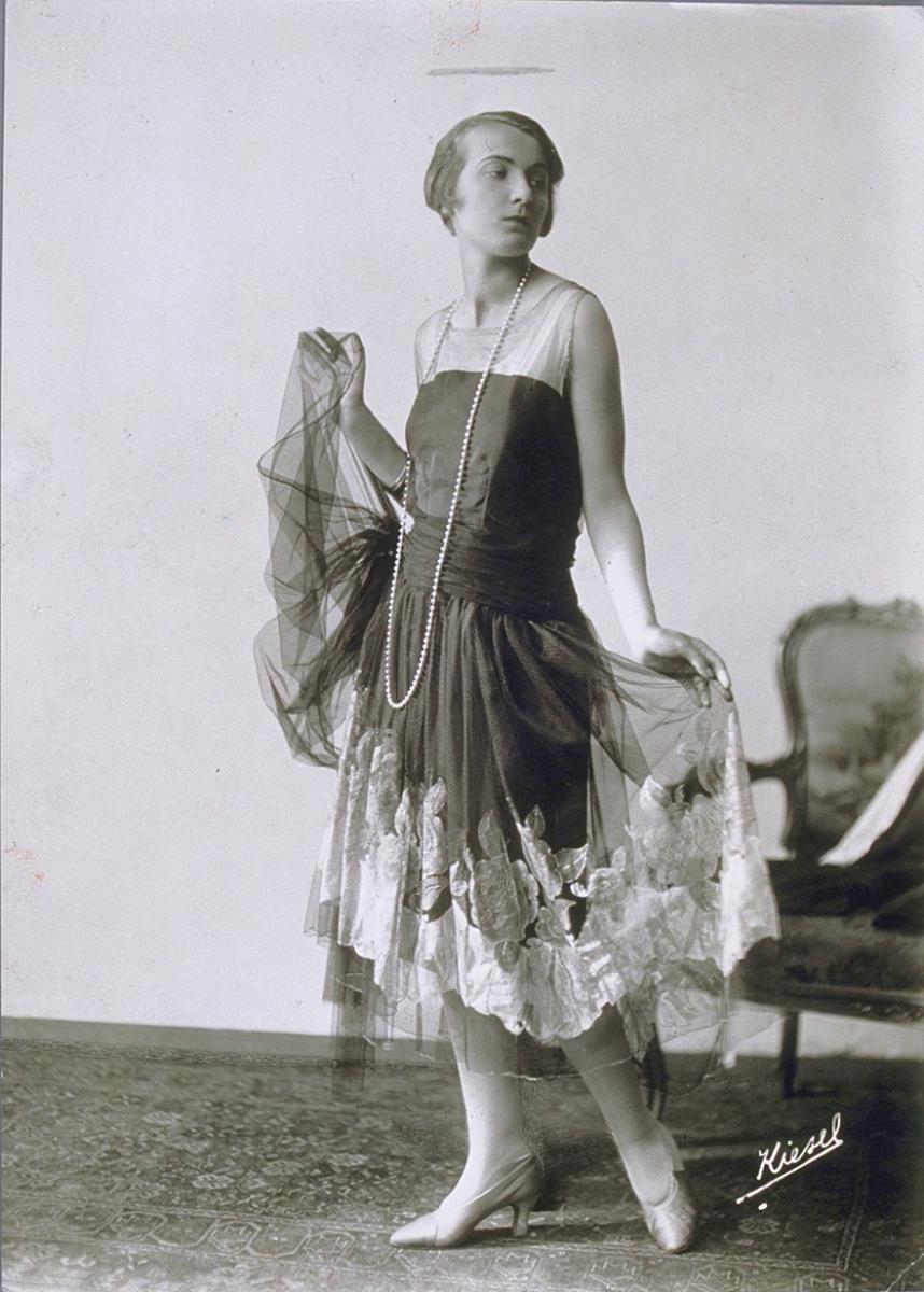 Frau in Kleid von R. & P. Hirschfeld