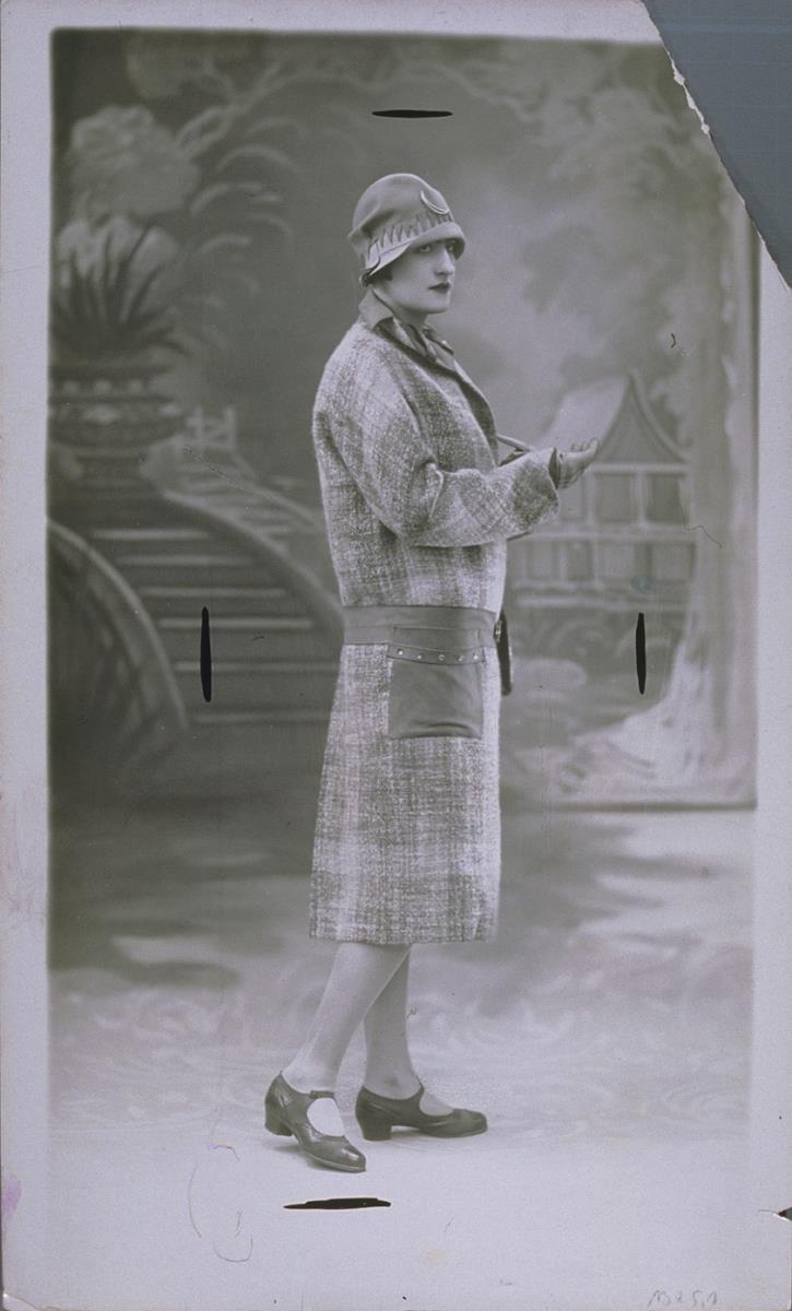 Frau in Mantel von Heim