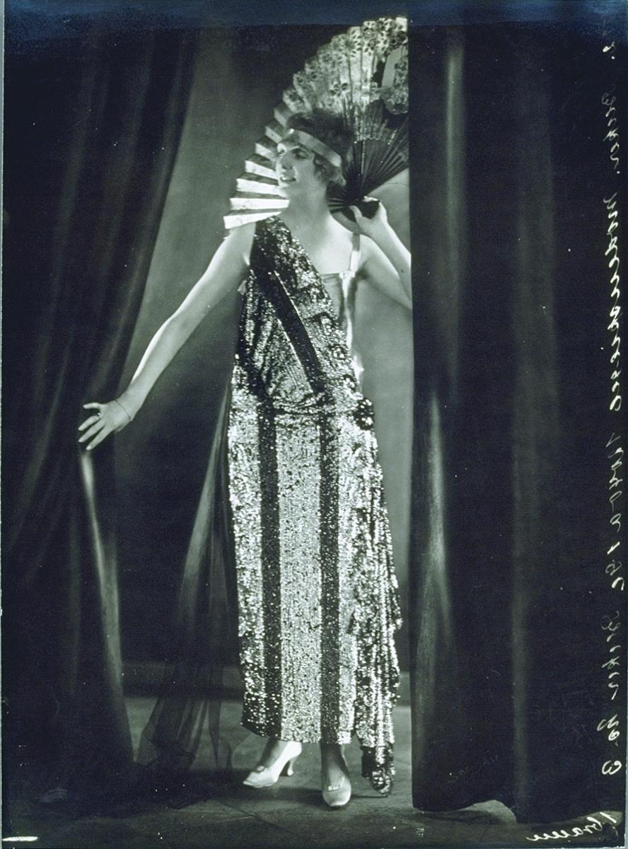 Irmgard Bern in Kleid von Modellhaus Max Becker