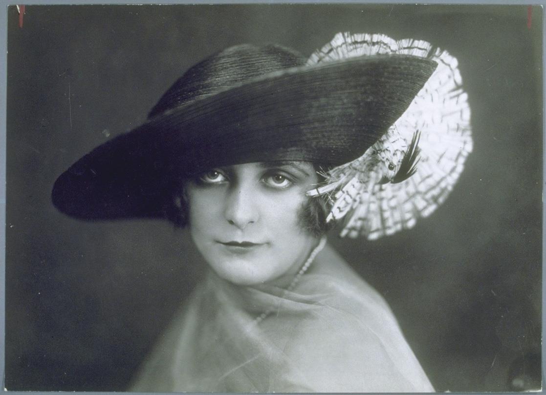 Frau mit Hut von Paula Schwarz
