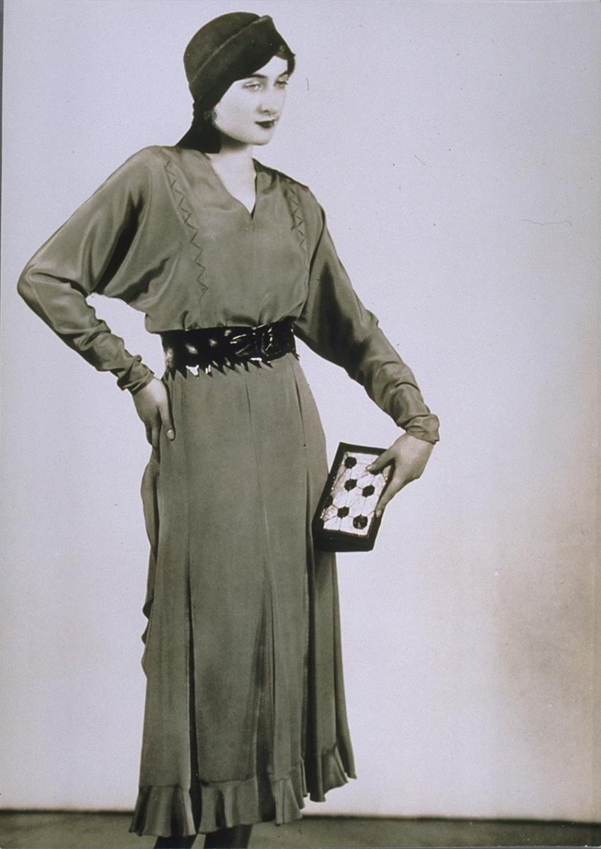 Frau in Kleid mit Hut von Regina Friedlaender