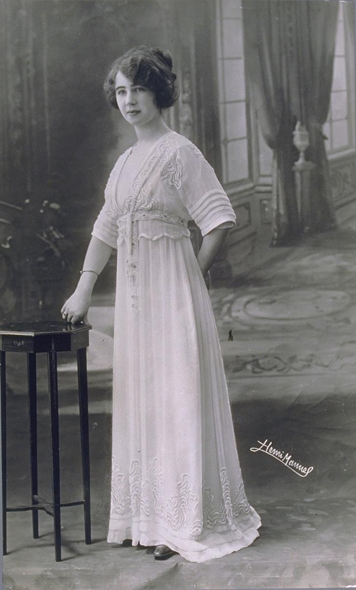 Frau in Kleid und Jacke von Olivian Brevet