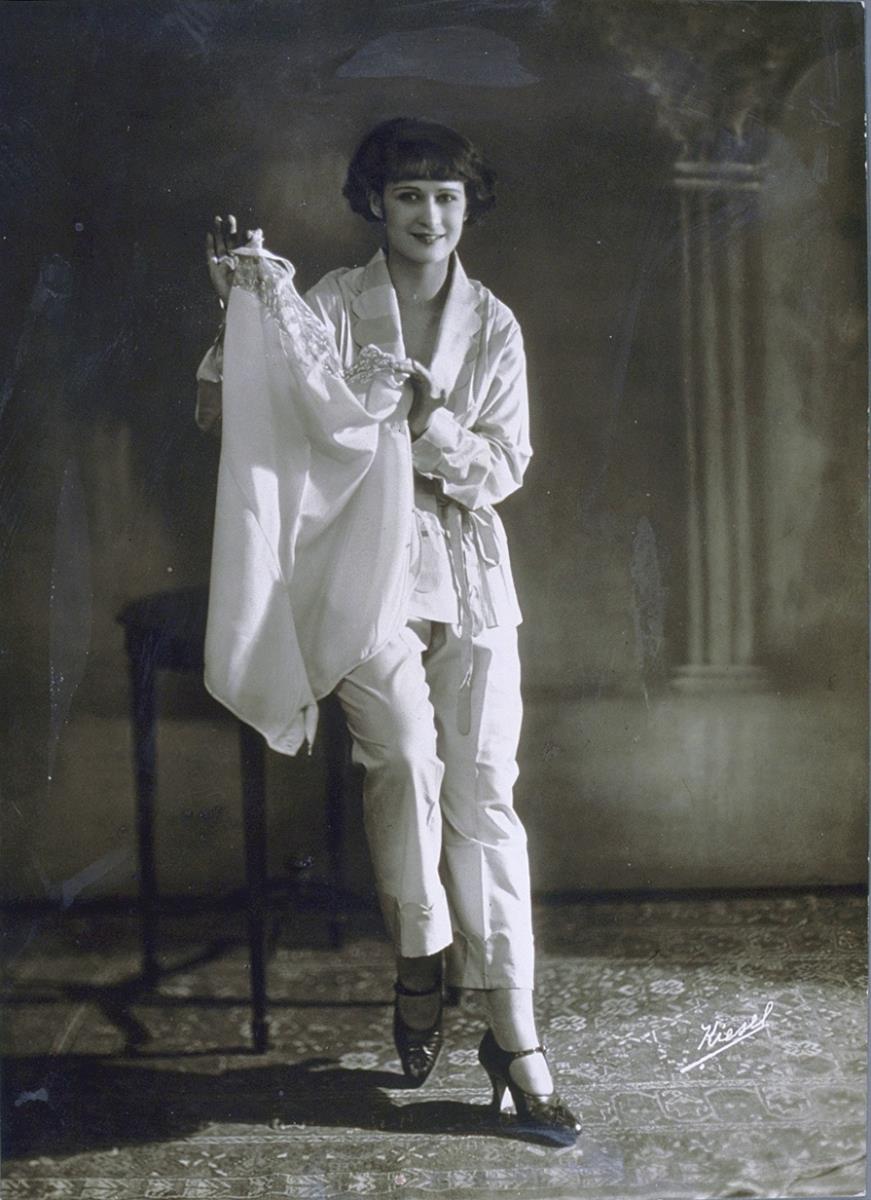 Frau in Pyjama von Walter Broido
