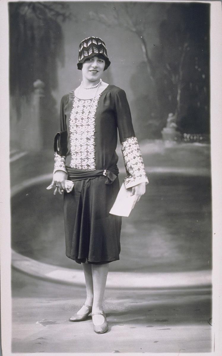 Frau in Kleid von Bloch Bacri