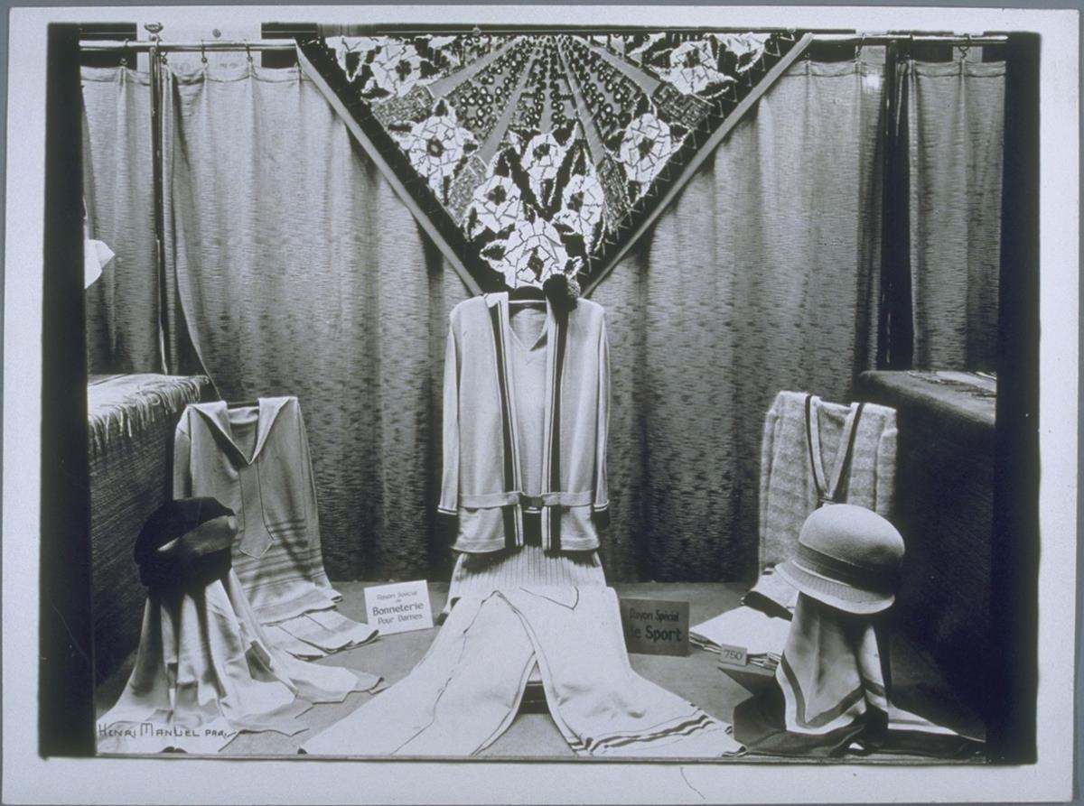 Schaufensterdekoration mit sportlicher Damenkleidung, Maison de Blanc
