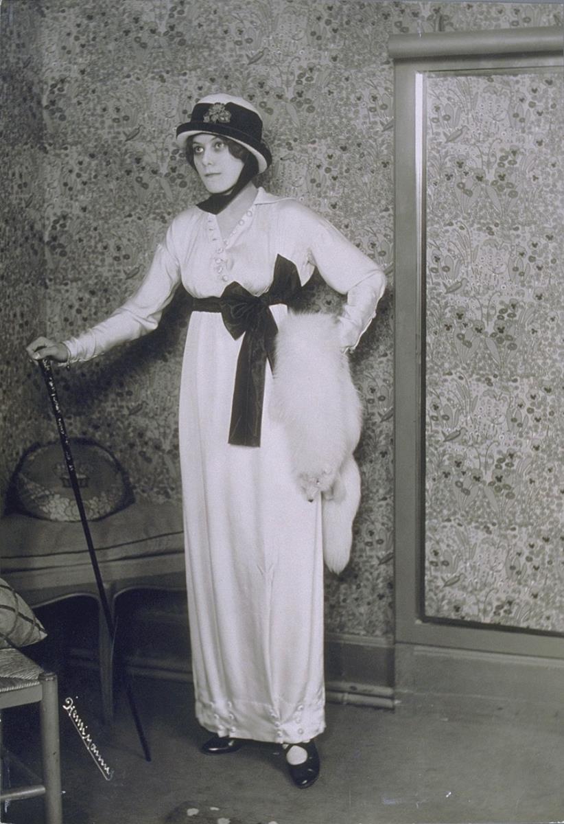 Frau in Kleid von André Groult