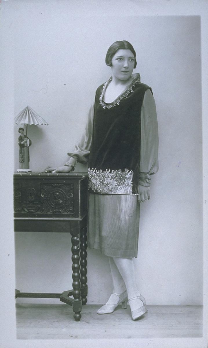 Frau in Kleid von Boué Soeurs