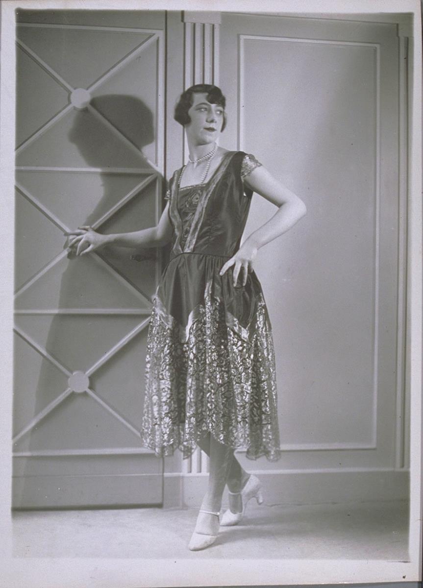 Frau in Kleid von Jean Magnin