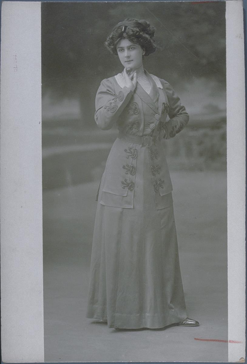 Frau in Kleid