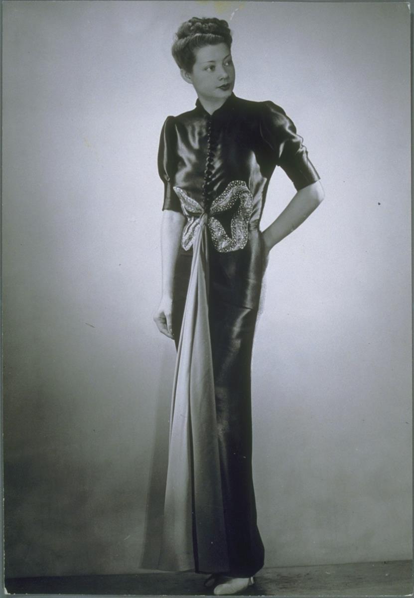 Frau in Kleid von Jean Dessès