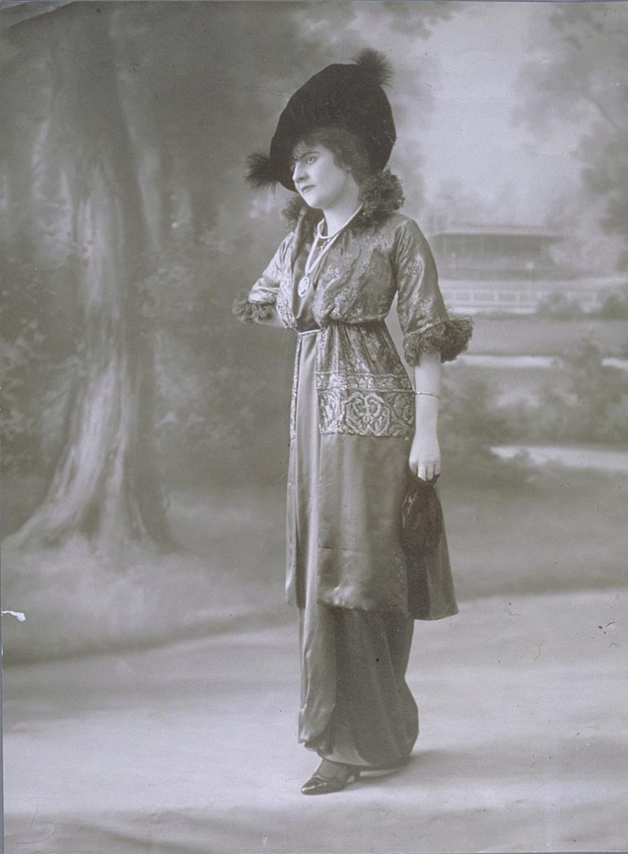 Mademoiselle Richard in Kleid und Jacke von Wingrove