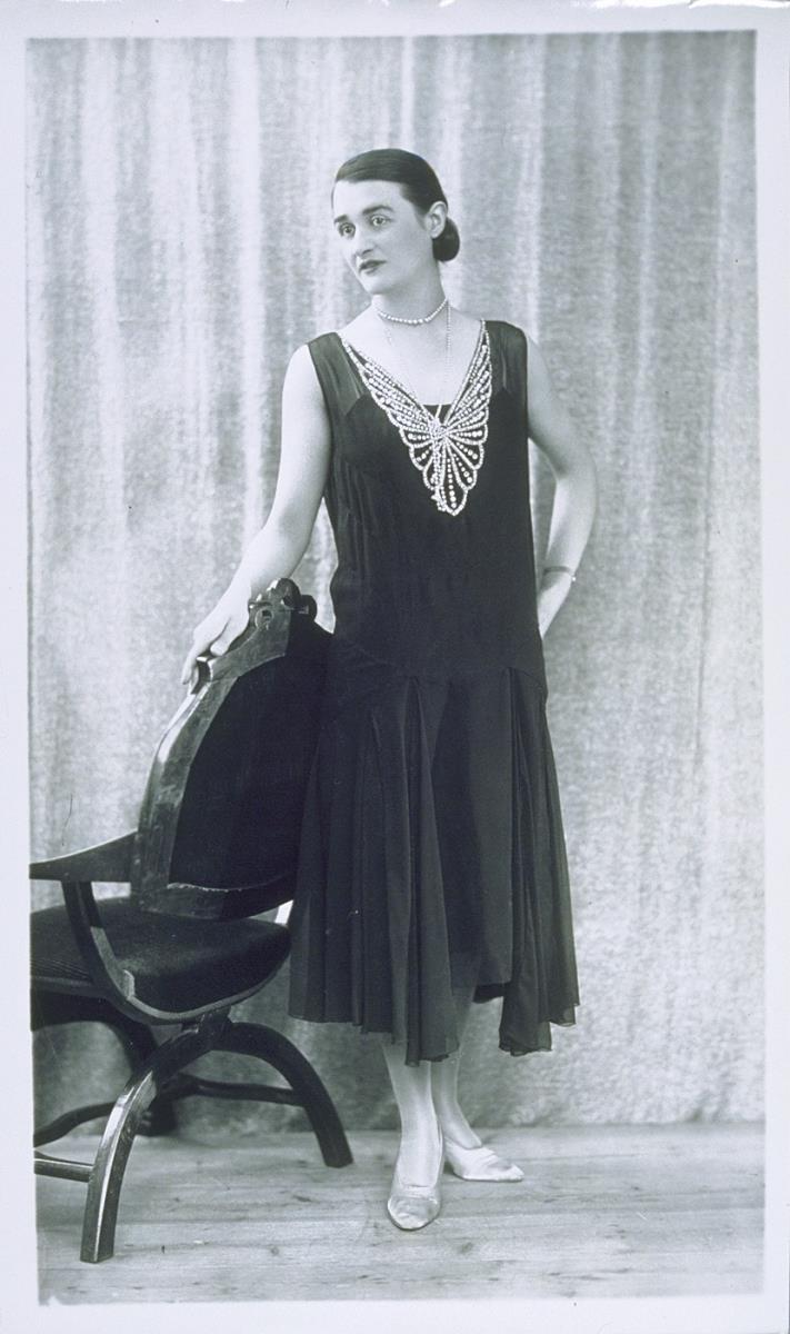 Frau in Kleid von Olivar Georgette (unleserlich)
