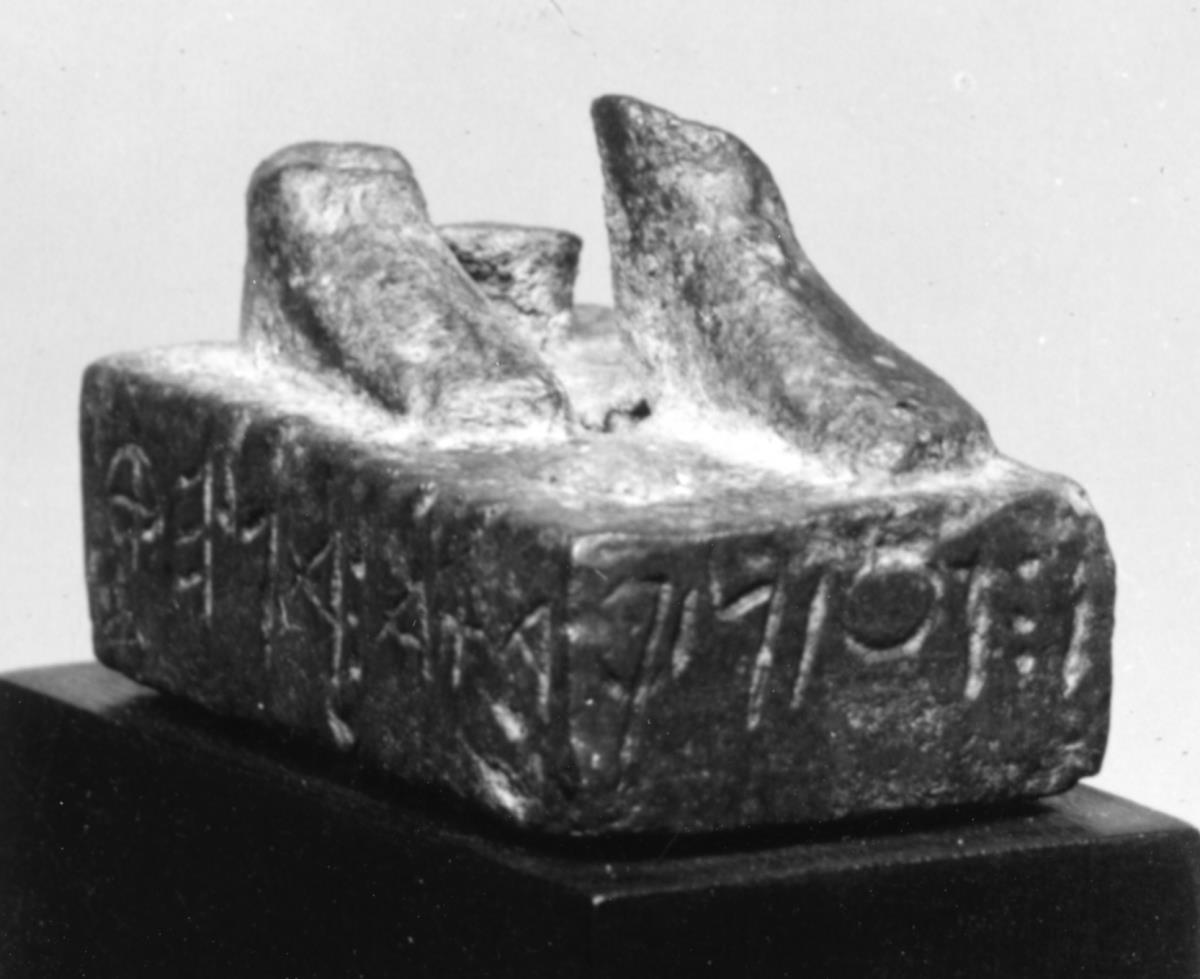 Kleine, rechteckige Basis einer archaischen Statuette mit umlaufender griechischer Weihinschrift: των Fανακτων τω Νιραχα ανεθεν