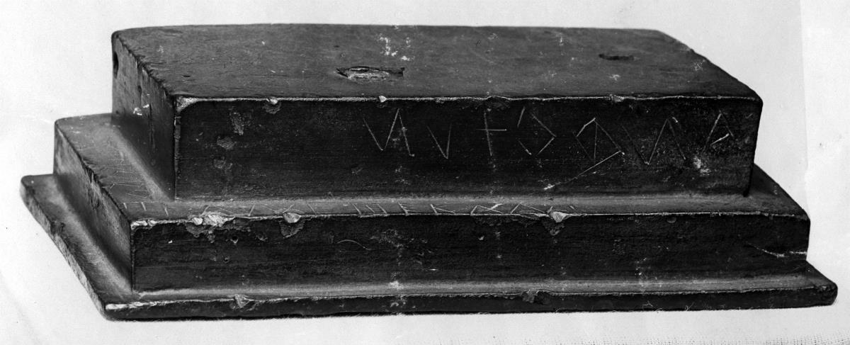 Dreistufige rechteckige Statuettenbasis mit schwer verständlicher archaisch-griechischer Weihinschrift: επροροε ανεθεκαν ανφοξυν (?)