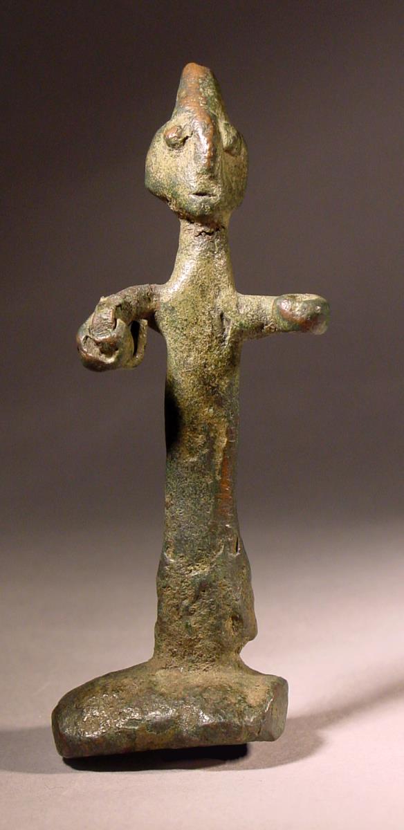Primitive (protogeometrische) Statuette eines Mannes mit Helm