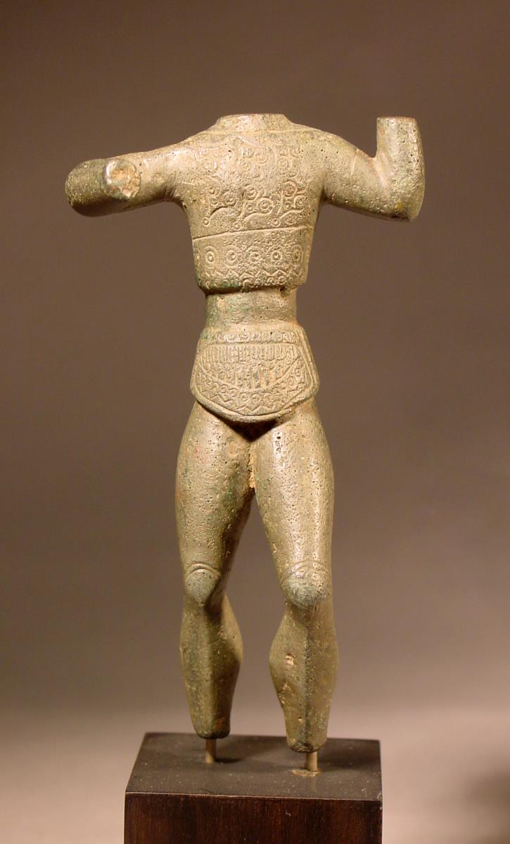 Statuette eines Kriegers im Panzer; Kopf, Hände und Füße fehlen