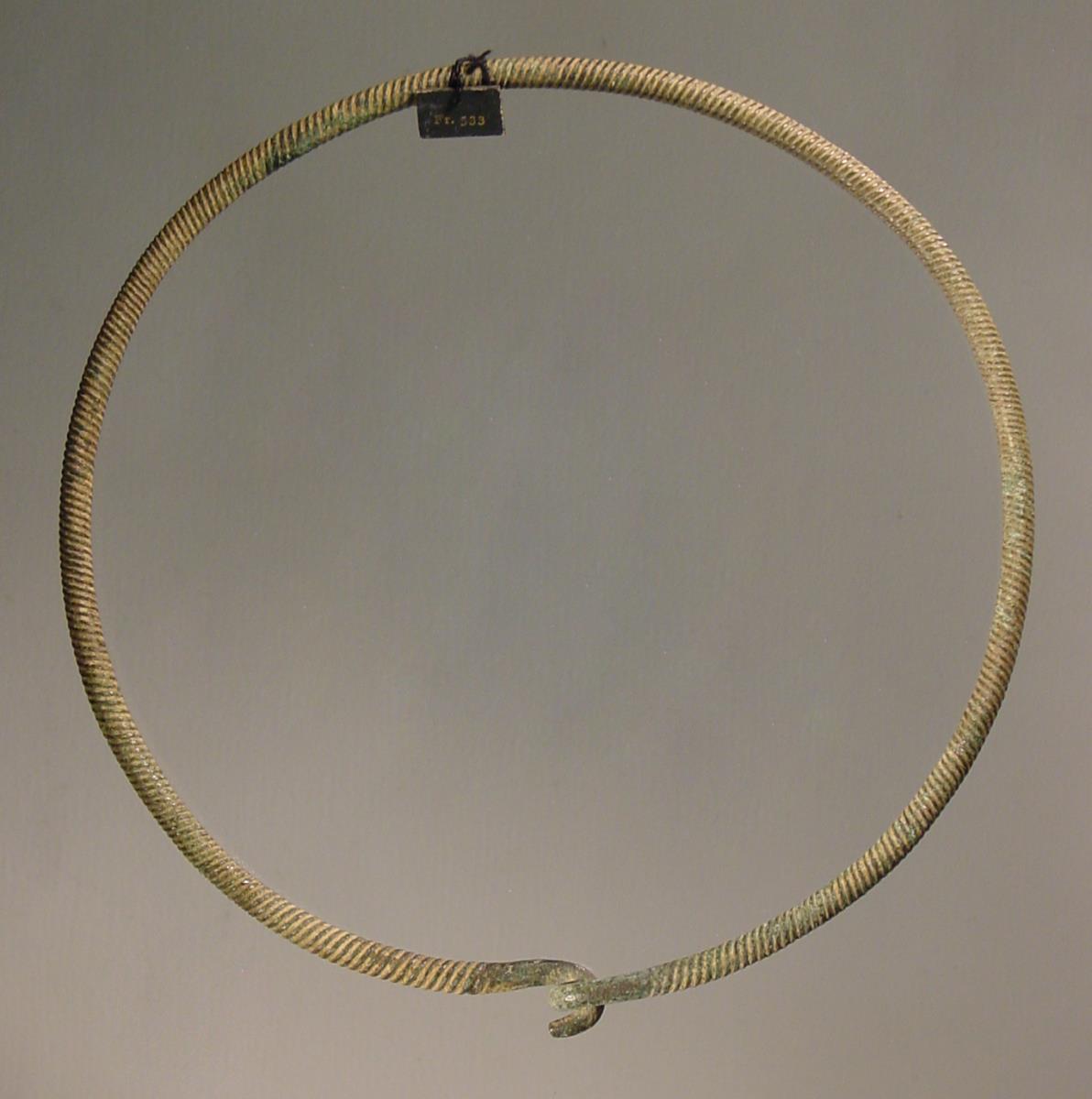 Gewundenes Halsband