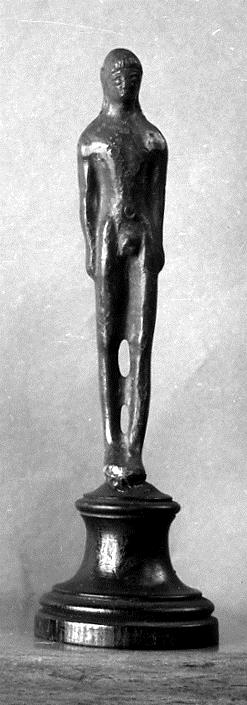 Statuette eines Jünglings im Kurossc hema