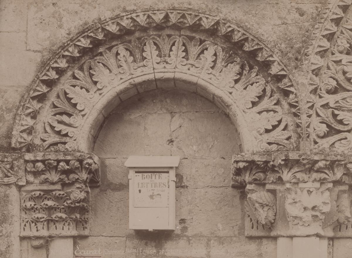 Ecurat, Kirche, Westportal, Detail