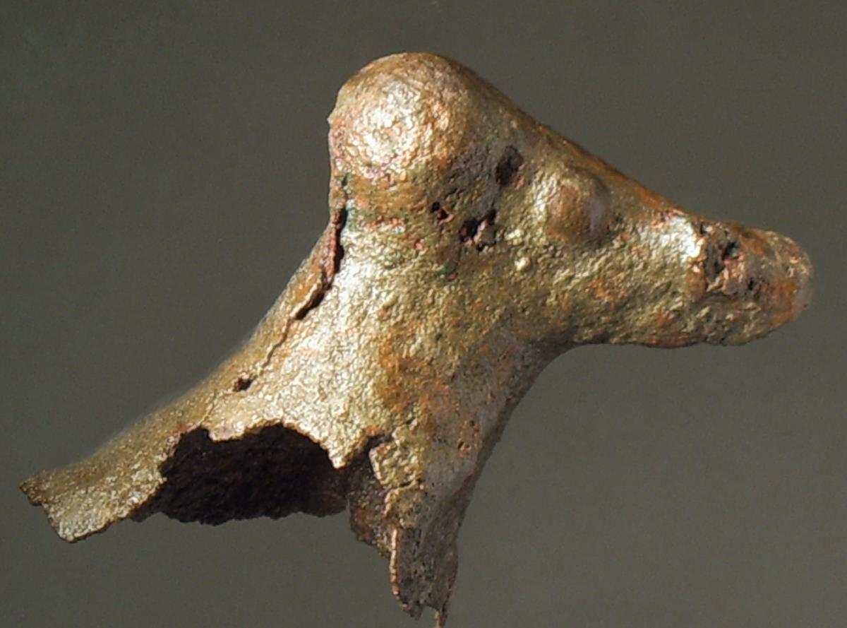 Kopf und Hals einer Tierfigur (linkes Horn fehlt), noch mit Gußkern innen