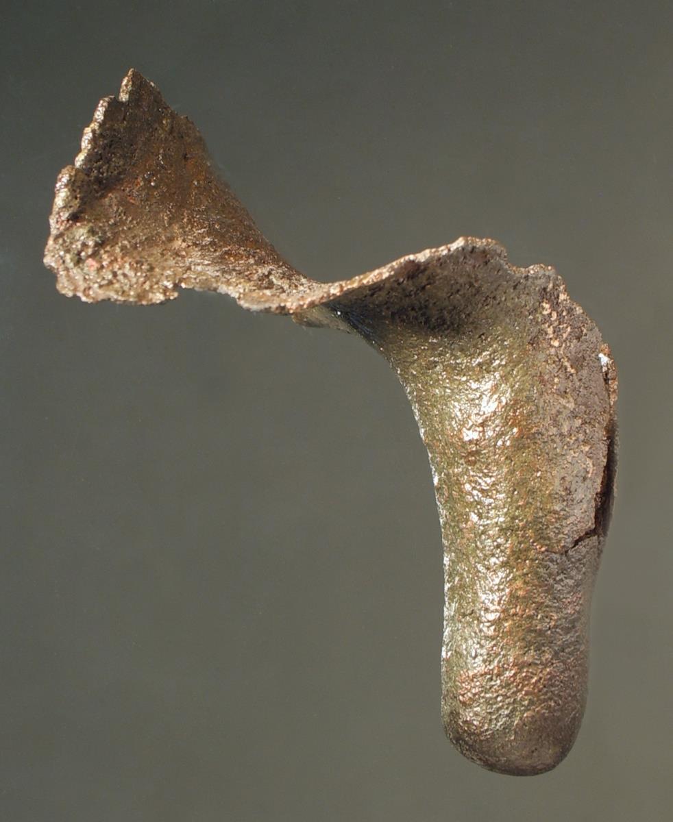 Rechtes Vorderbein einer Tierfigur, noch mit Gußkern innen