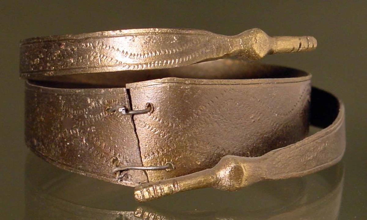Fragment eines Armbands mit einfacher Wellenlinie (erst später stellte sich die Zugehörigkeit zu Misc. 8064, 88, daher zwei Inventarnummern)