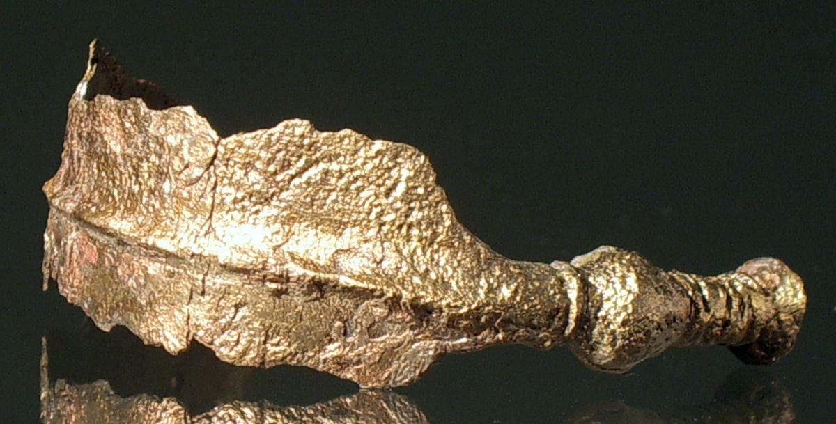 Fragment eines Armrings in Form eines Weidenblattbandes