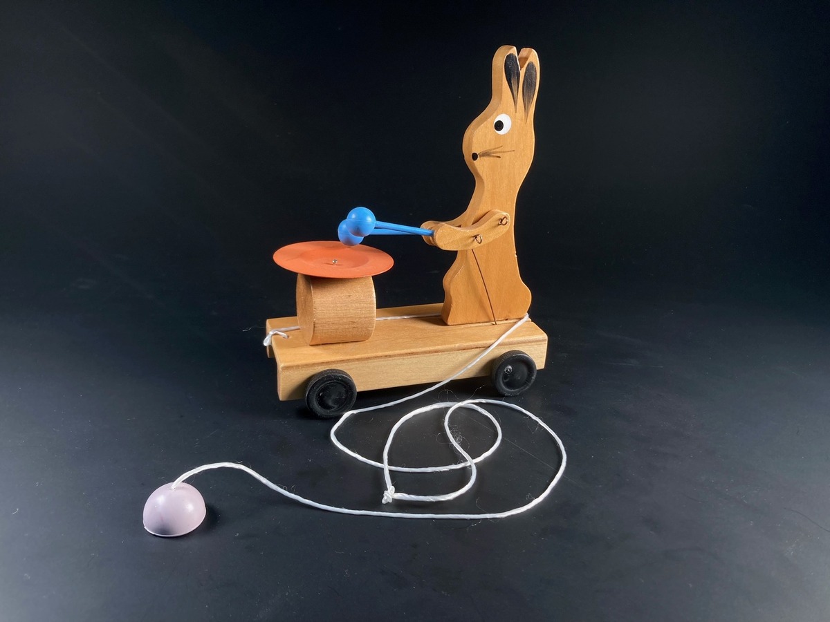 Trommelnder Hase