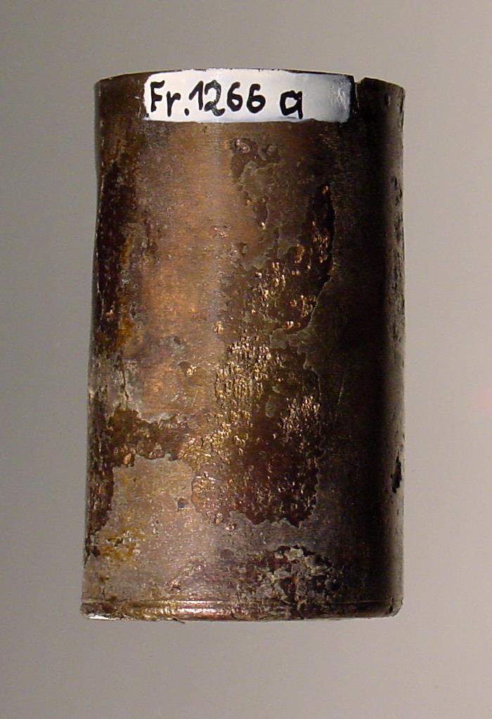 Röhrendeckel, auf Teilstück der Röhre sitzend
