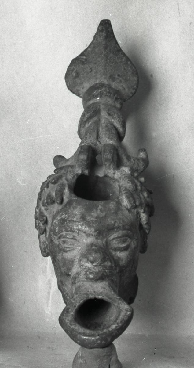 Lampe in Gestalt eines dunkelhäutigen Kopfes