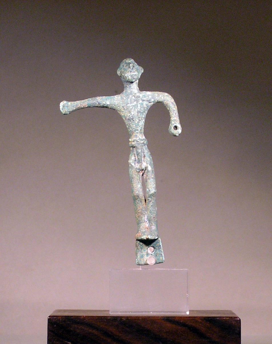 Figur eines nackten Mannes mit Gürtel und durchbohrter linker Hand. Krieger? (vom Ringhenkel eines Dreifußbeckens)