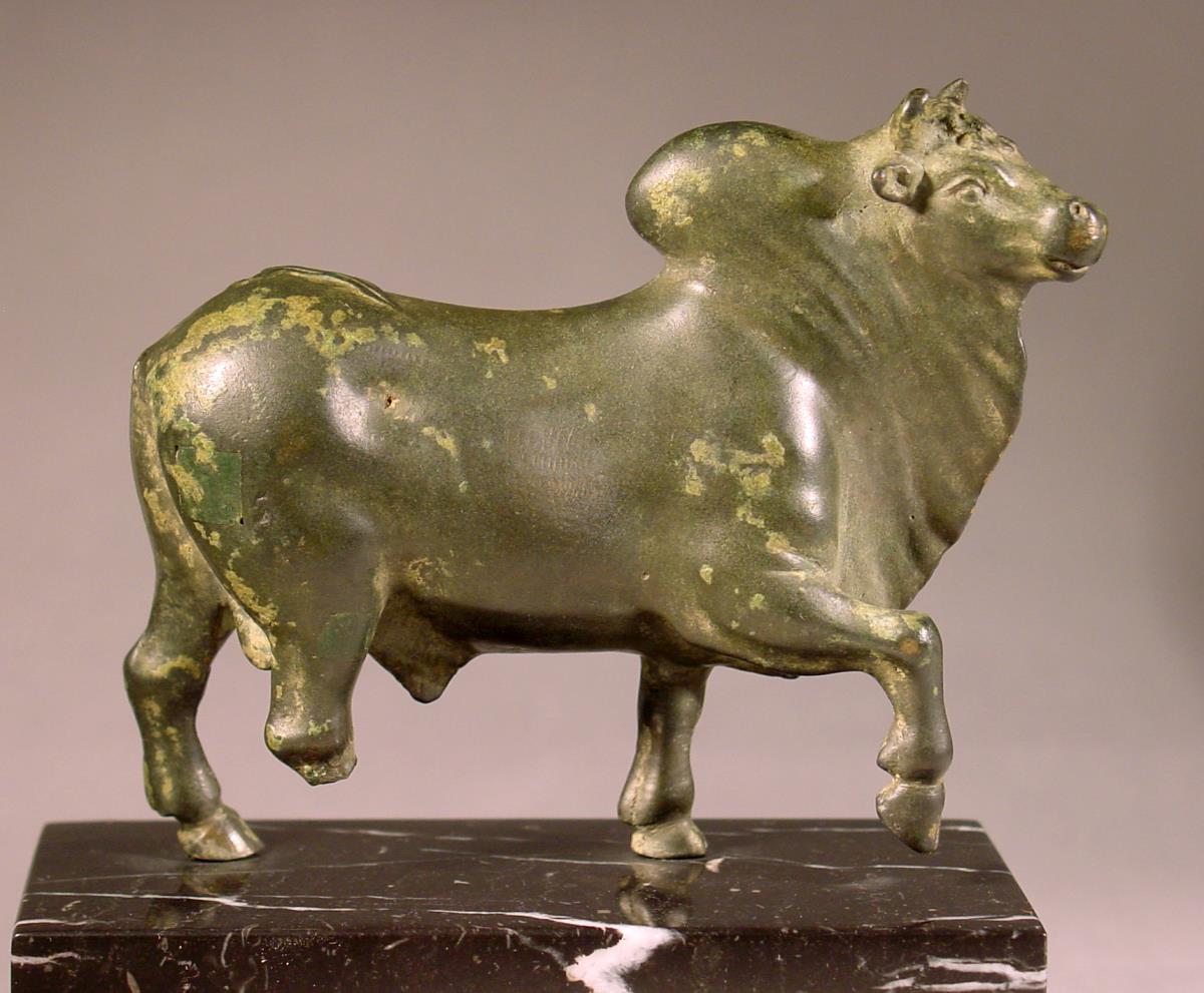 Römische Statuette eines schreitenden Buckelochsen