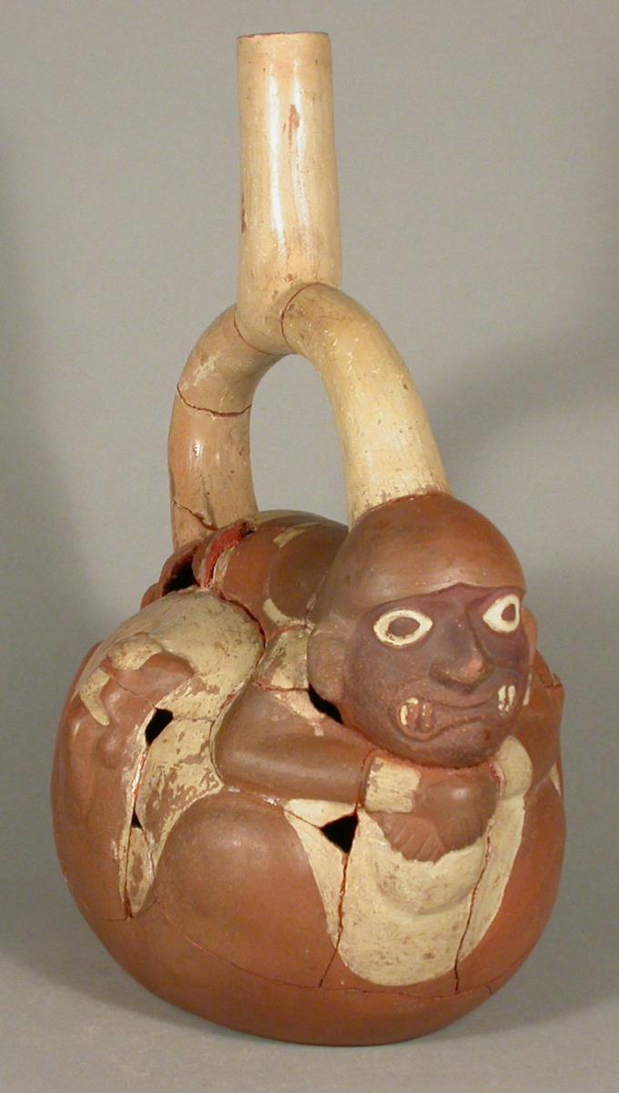 Applikation: anthropo-zoomorphe Figur mit Felidenzähnen