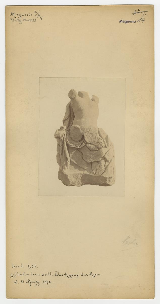 Statue eines sitzenden Jünglings aus Magnesia am Mäander