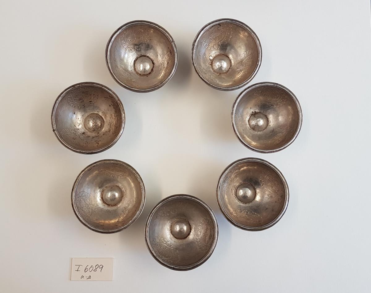 Sieben kleine Opferschalen