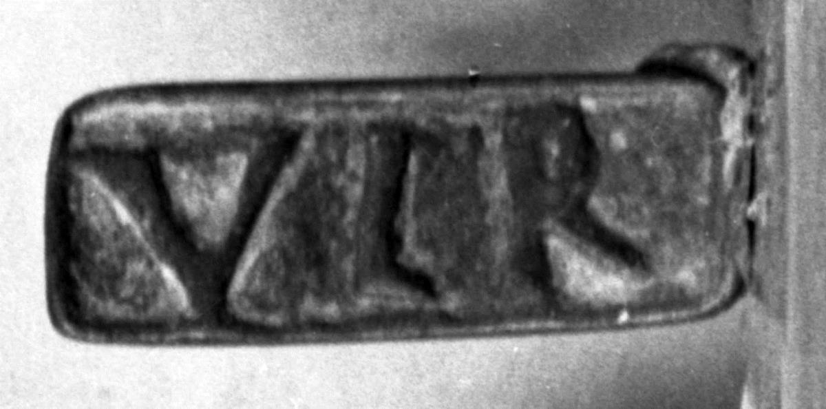 Rechteckiger Stempel mit lateinischer Inschrift: VIR oder VLR