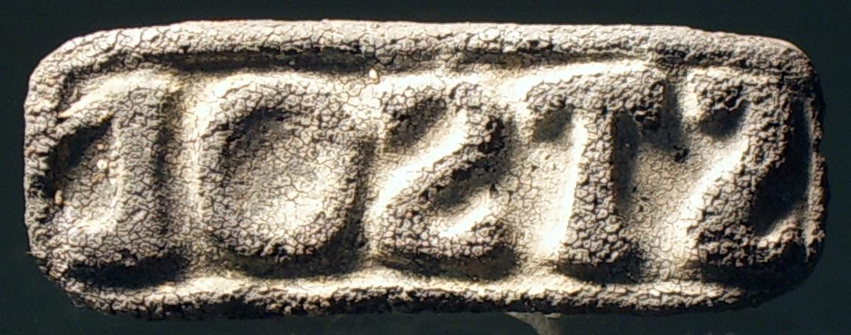 Rechteckiger Stempel mit lateinischer Inschrift: ST SOD (?)