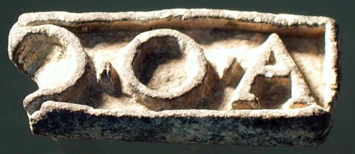 Rechteckiger Stempel mit lateinischer Inschrift: A . O . C