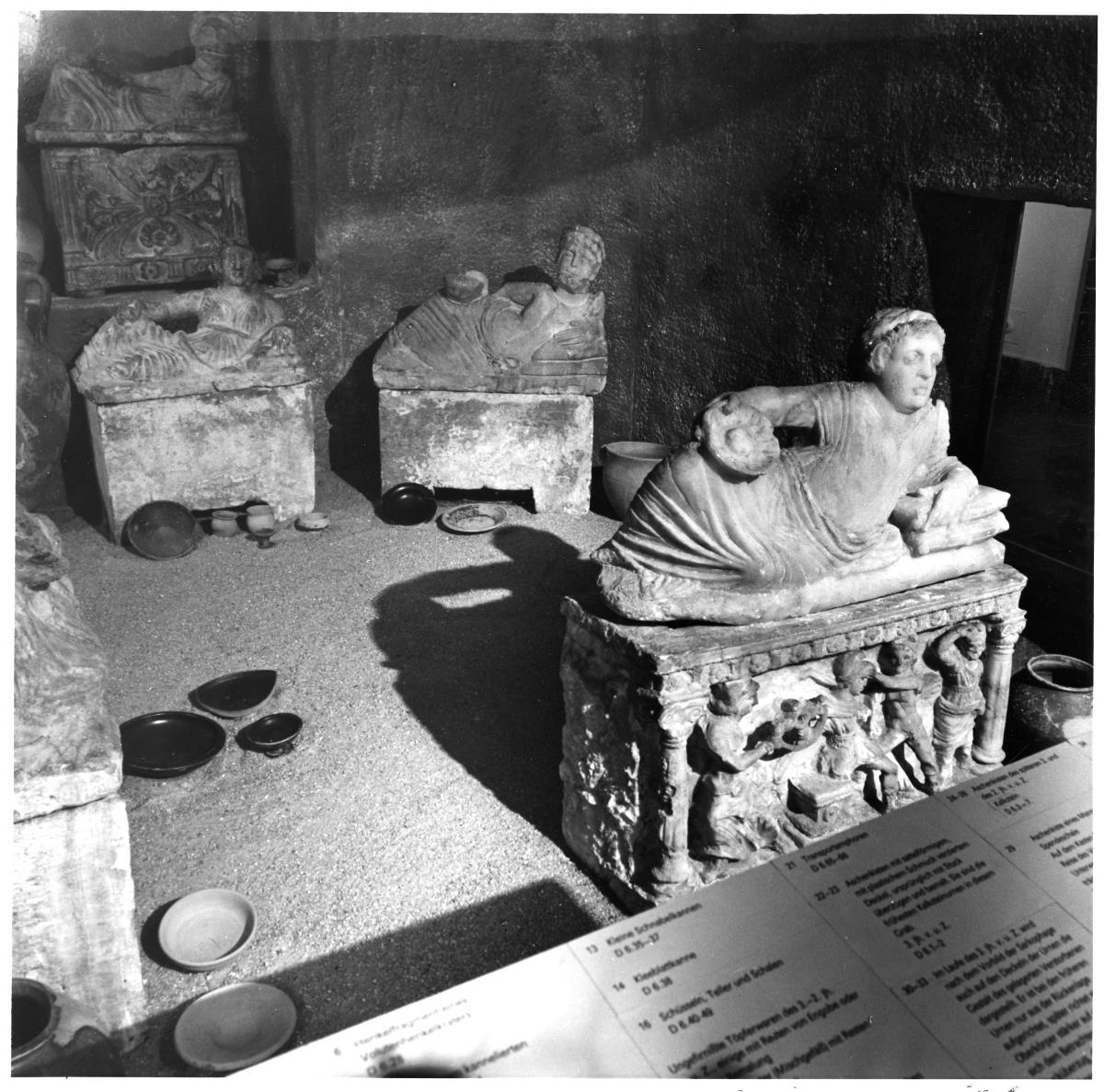 Blick in die Ausstellung "Die Welt der Etrusker. Archäologische Denkmäler aus Museen der sozialistischen Länder" im Alten Museum (04.10.1988 - 30.12.1988): Rekonstruktion des Malacenagrabes