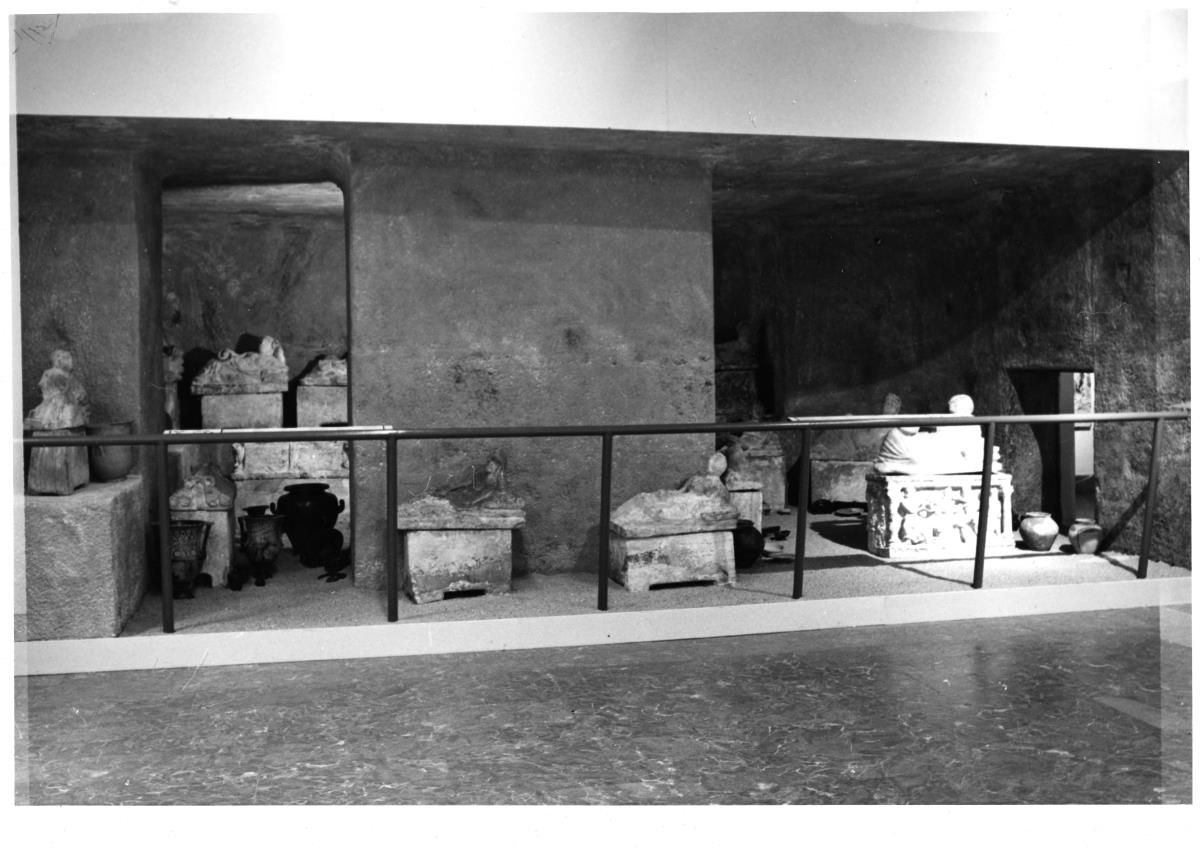 Blick in die Ausstellung "Die Welt der Etrusker. Archäologische Denkmäler aus Museen der sozialistischen Länder" im Alten Museum (04.10.1988 - 30.12.1988): Rekonstruktion des Malacenagrabes