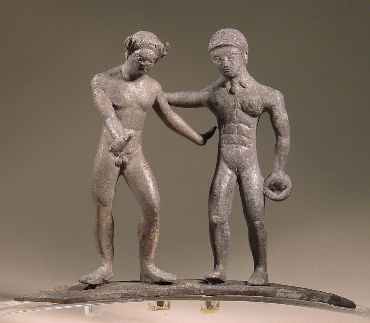 Etruskische Ciste, Deckelfiguren: tanzender Satyr und Mänade