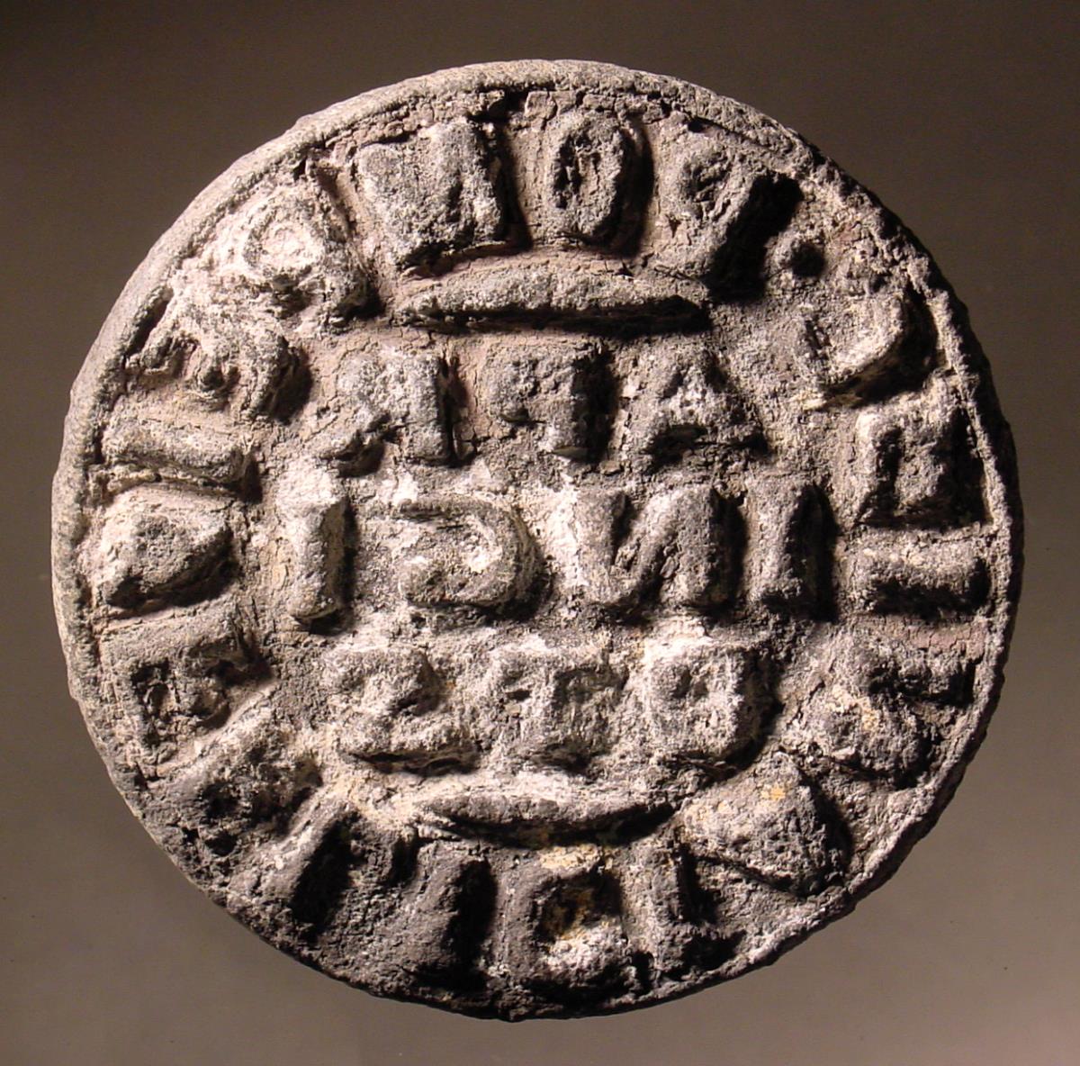 Runder Stempel mit lateinischer Inschrift: C . POMPEI . FELICIANI // APR / INCI / DTS