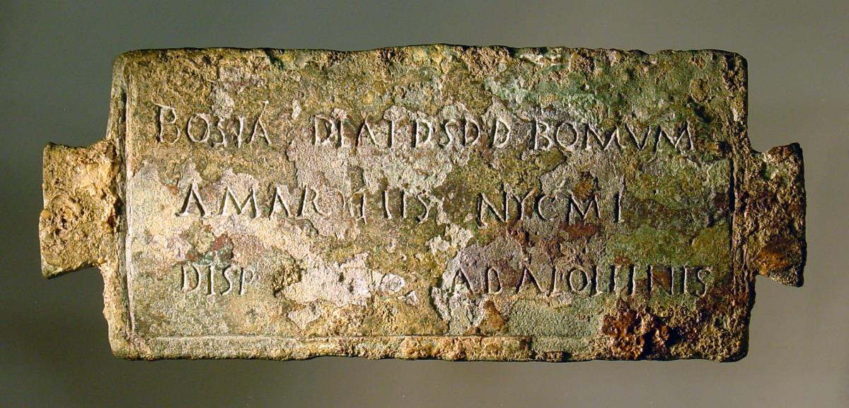 Tabula ansata mit Inschriften auf beiden Seiten (Vorderseite mit Weihinschrift an Bona Dea, Rückseite weitgehend erradiert)